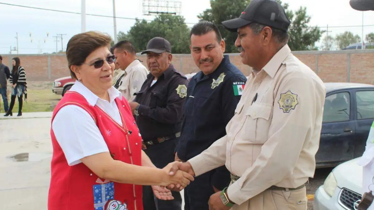 09 ENTREGA ALCALDESA UNIFORMES A LOS ELEMENTOS DE TRÁNSITO Y VIALIDAD MUNICIPAL1